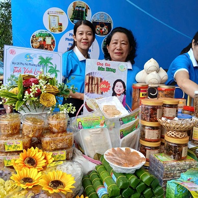 HỘI LHPN XÃ TÂN PHÚ THAM GIA HOẠT ĐỘNG TRƯNG BÀY SẢN PHẨM PHỤ NỮ KHỞI NGHIỆP